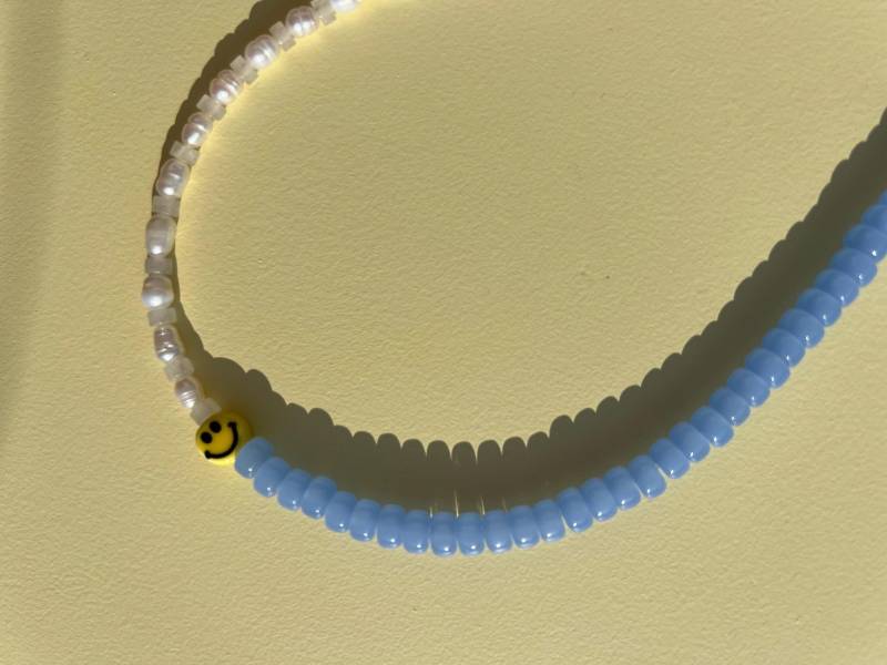 Handgefertigte Perlenkette Mit Gelber Smile-Perle von wonkystudiosde