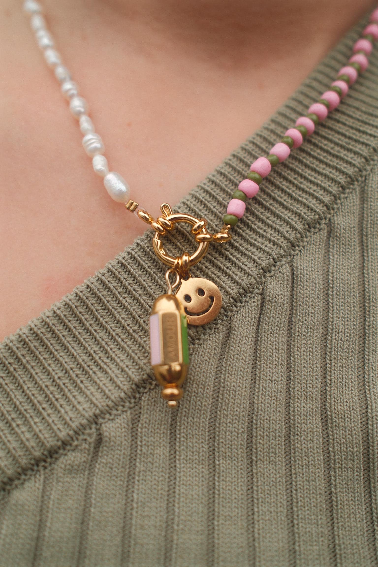 Bunte Perlenkette Mit Süßwasserperlen Und Smile & Amour Anhängern Bunte Perlenkette Mit Süßwasserperlen Und Smile & Amour Anhängern von wonkystudiosde