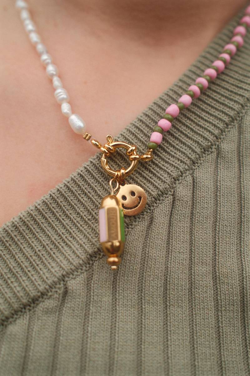 Bunte Perlenkette Mit Süßwasserperlen Und Smile & Amour Anhängern von wonkystudiosde