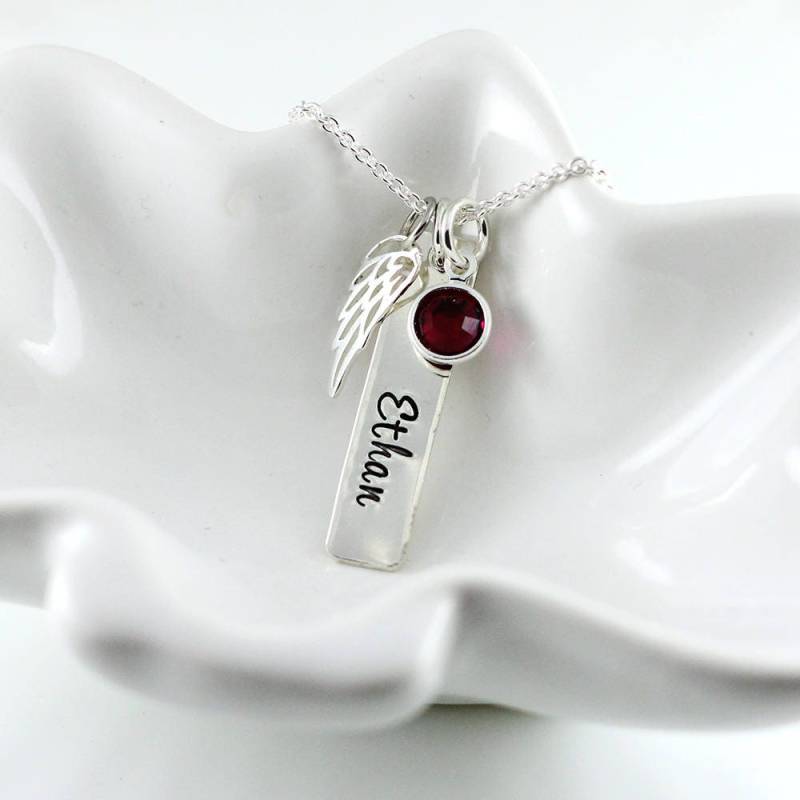 Handgestempelte Sterling Silber Gedenk-Halskette - Engelsflügel, Geburtsstein von woobiebeans
