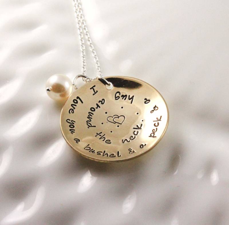 Ich Liebe Dich Ein Scheffel & Eine Küsschen Halskette - Großmutter Custom Hand Gestempelt Song Lyric Zitat Goldfarbe von woobiebeans