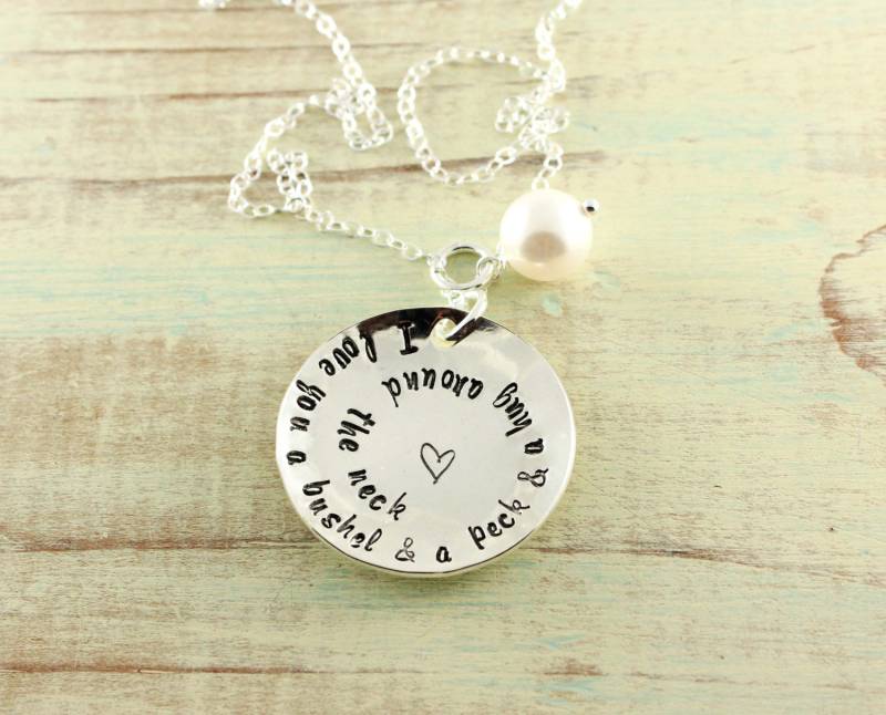 Ich Liebe Dich Ein Scheffel & Küsschen, Handgestempelte Sterling Silber Halskette, Mama Schmuck, Großmutter Halskette von woobiebeans