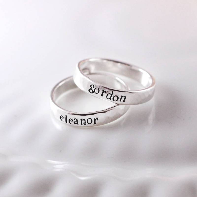 Personalisierter Sterling Silber Namensring - Handgestempelt Stapelband von woobiebeans