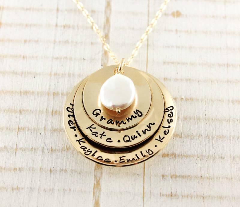 Personalisierte Hand Gestempelt Gold Gefüllt Mutter Oder Großmutter Namenskette von woobiebeans
