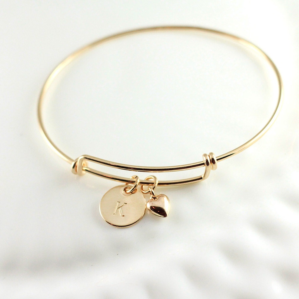Personalisiertes Gold Filled Armreif-Armband - Anfangsscheibe & Herz Anhänger von woobiebeans