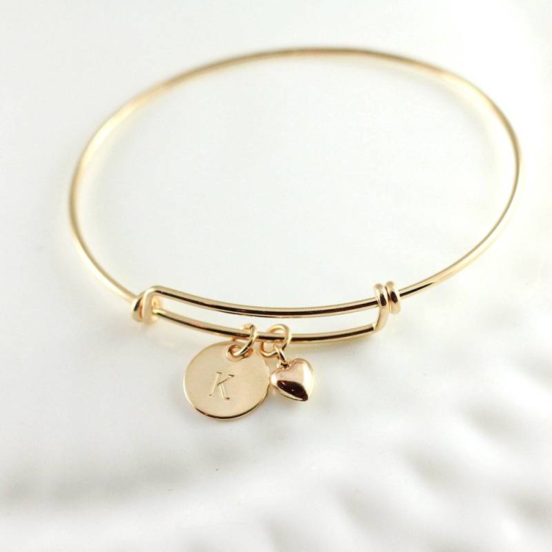 Personalisiertes Gold Filled Armreif-Armband - Anfangsscheibe & Herz Anhänger von woobiebeans
