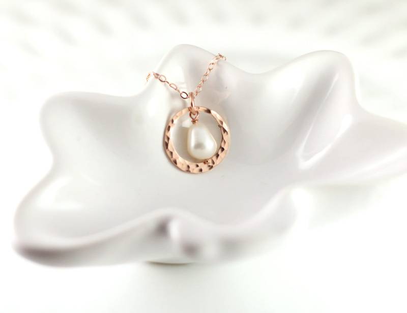 Gehämmert Rosegold Filled Perlen-Halskette - Zierliche Juni Birthstone Schmuck von woobiebeans