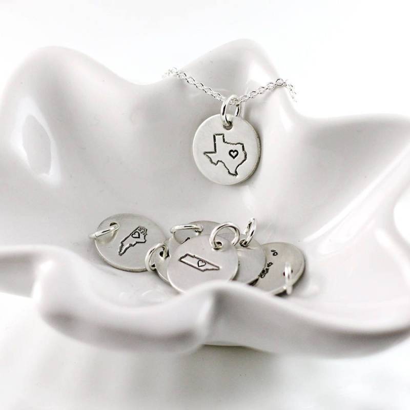 Heimatstaat Halskette Aus Sterling Silber - Alle Staaten Verfügbar Schmuck Heimatstadt Individueller Handgestempelt Abschlussfeier von woobiebeans