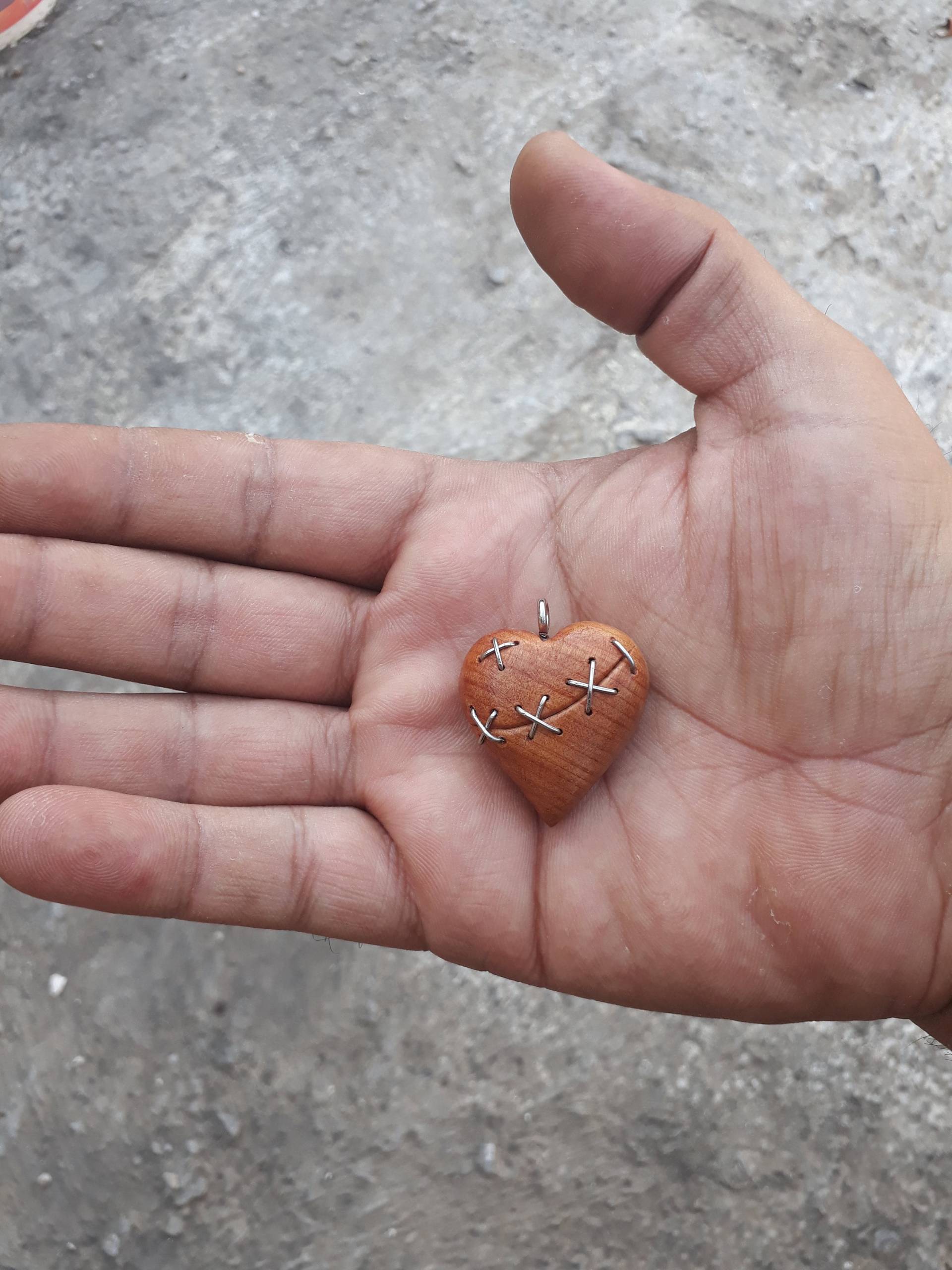 Uhrwerk Herz Anhänger Frauen, Schmuck, Steampunk, Uhr, Herz, Anhänger, Holzbearbeitung, Aus Holz Uhrwerk Herz Anhänger Frauen, Schmuck, Steampunk, Uhr, Herz, Anhänger, Holzbearbeitung, Aus Holz von woodenmann