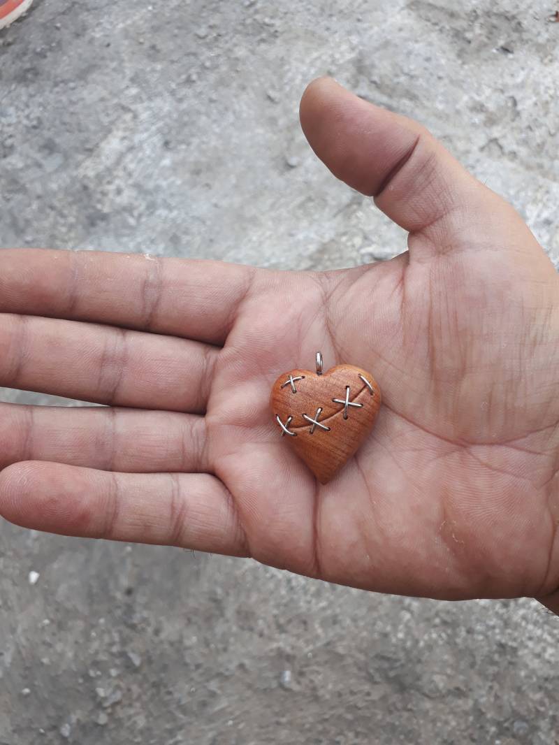 Uhrwerk Herz Anhänger Frauen, Schmuck, Steampunk, Uhr, Herz, Anhänger, Holzbearbeitung, Aus Holz Uhrwerk Herz Anhänger Frauen, Schmuck, Steampunk, Uhr, Herz, Anhänger, Holzbearbeitung, Aus Holz von woodenmann
