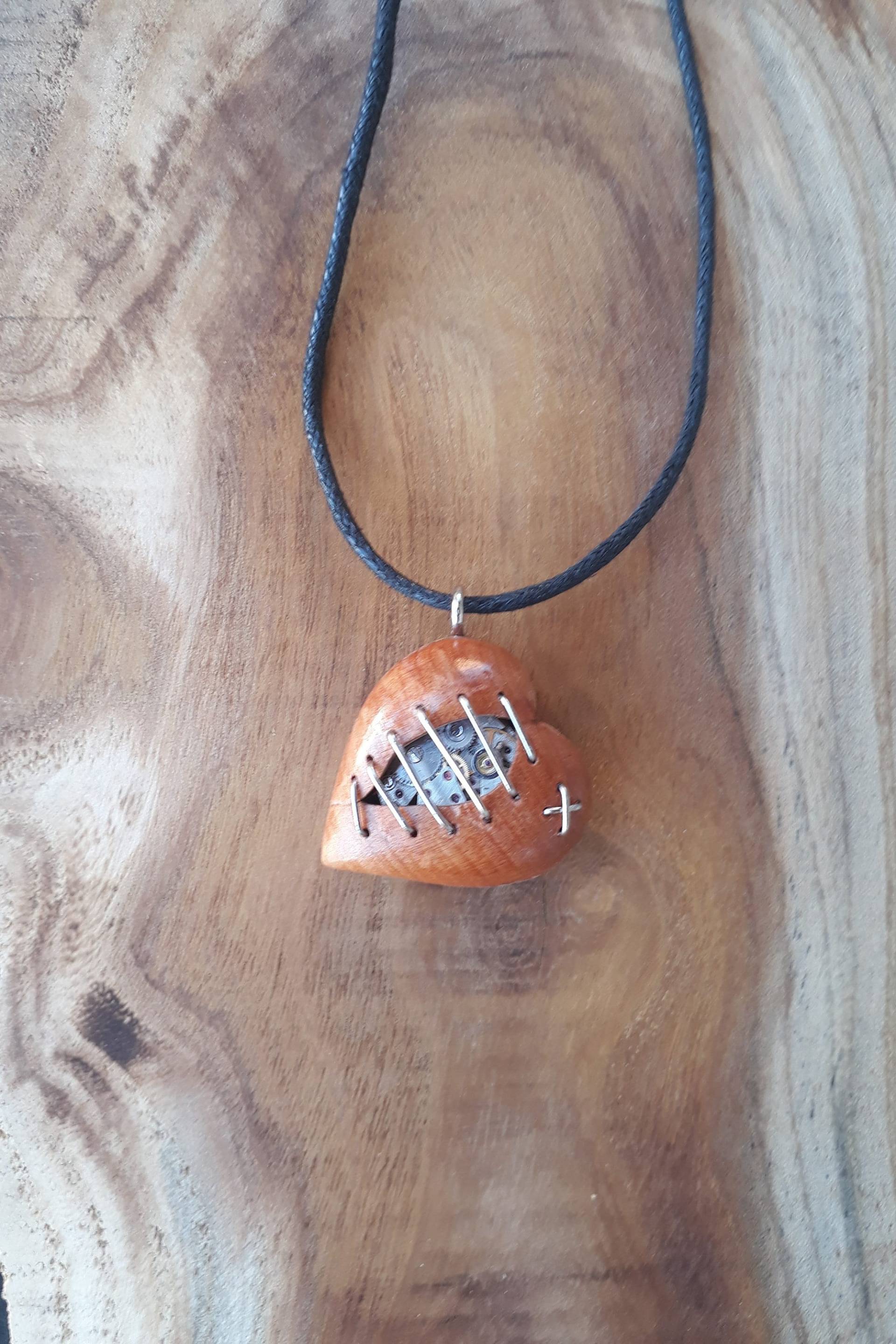 Uhrwerk Herz Anhänger Frauen, Schmuck, Steampunk, Uhr, Herz, Anhänger, Holzbearbeitung, Aus Holz Uhrwerk Herz Anhänger Frauen, Schmuck, Steampunk, Uhr, Herz, Anhänger, Holzbearbeitung, Aus Holz von woodenmann