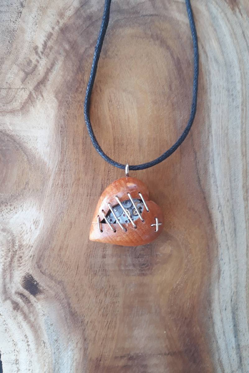 Uhrwerk Herz Anhänger Frauen, Schmuck, Steampunk, Uhr, Herz, Anhänger, Holzbearbeitung, Aus Holz Uhrwerk Herz Anhänger Frauen, Schmuck, Steampunk, Uhr, Herz, Anhänger, Holzbearbeitung, Aus Holz von woodenmann