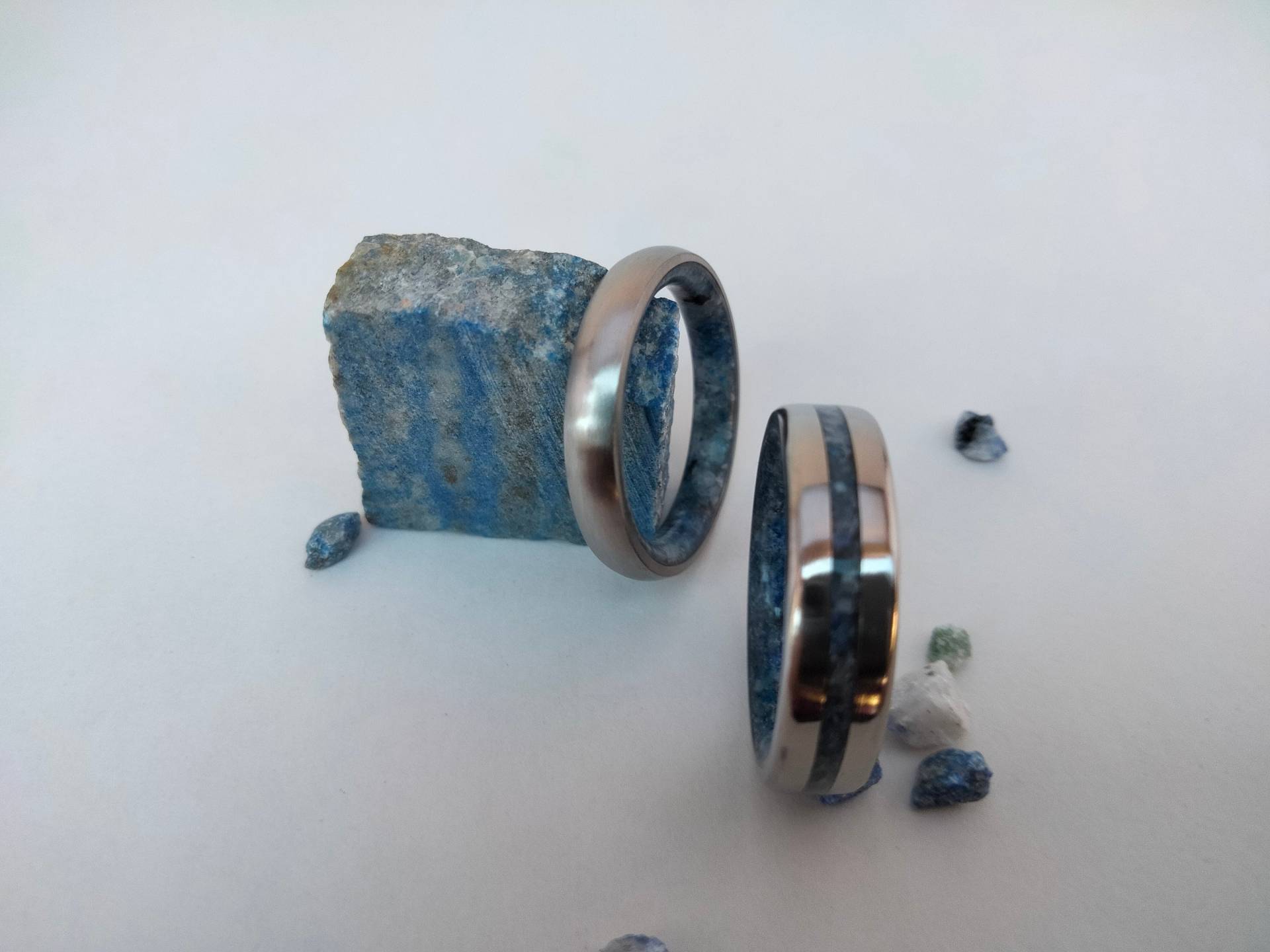 Herrenring, Sodalith Ehering, Ring Für Sie Und Ihn, Zwei Ringe, Kristall Verlobungsring, Rohkristallring, Damenring von woodlifejewelry