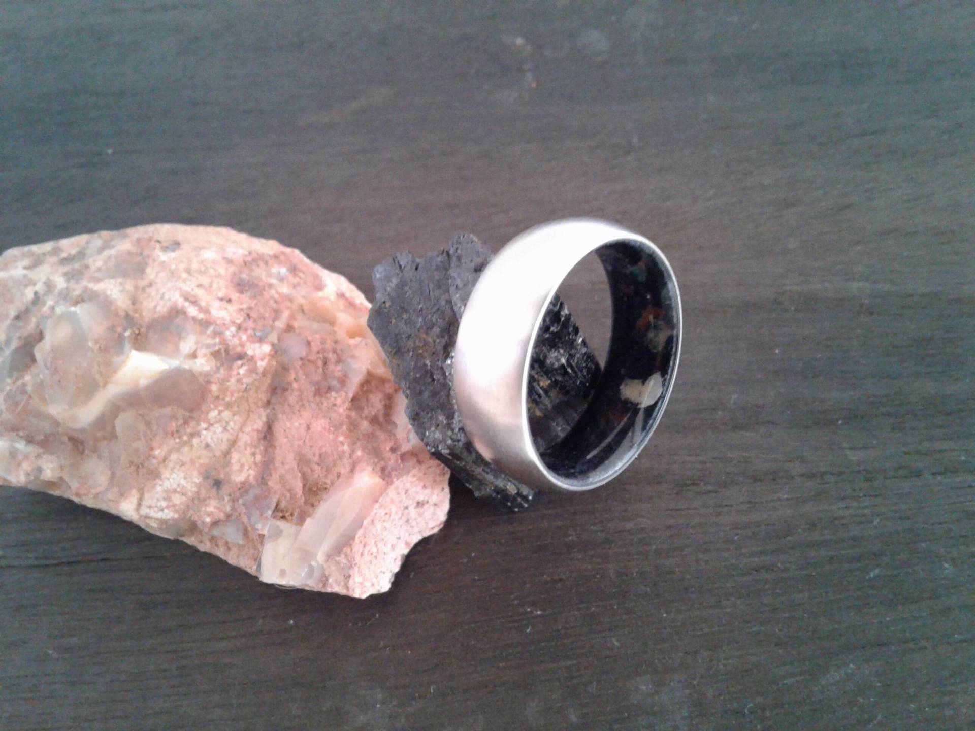 Schwarzer Turmalin & Feueropal Titan Ehering - Unisex Rohstein Ring von woodlifejewelry
