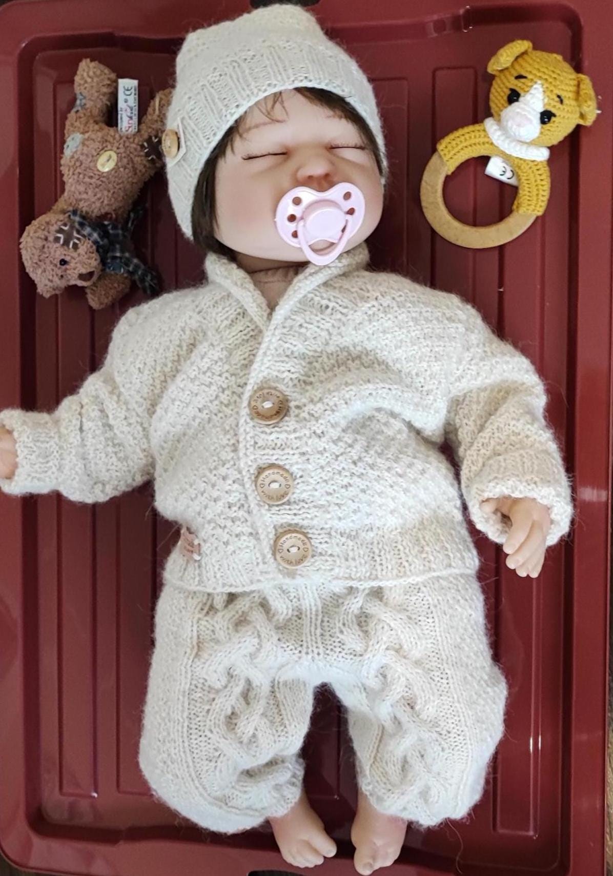 Soooo Gemütlich, Einkuscheln Und Wohlfühlen, Mustermix Anzug Mit Mütze, Handgestrickt Aus Der Drops Alpaca Wolle , Größe Von 0 - 4 Monaten von woolcollections