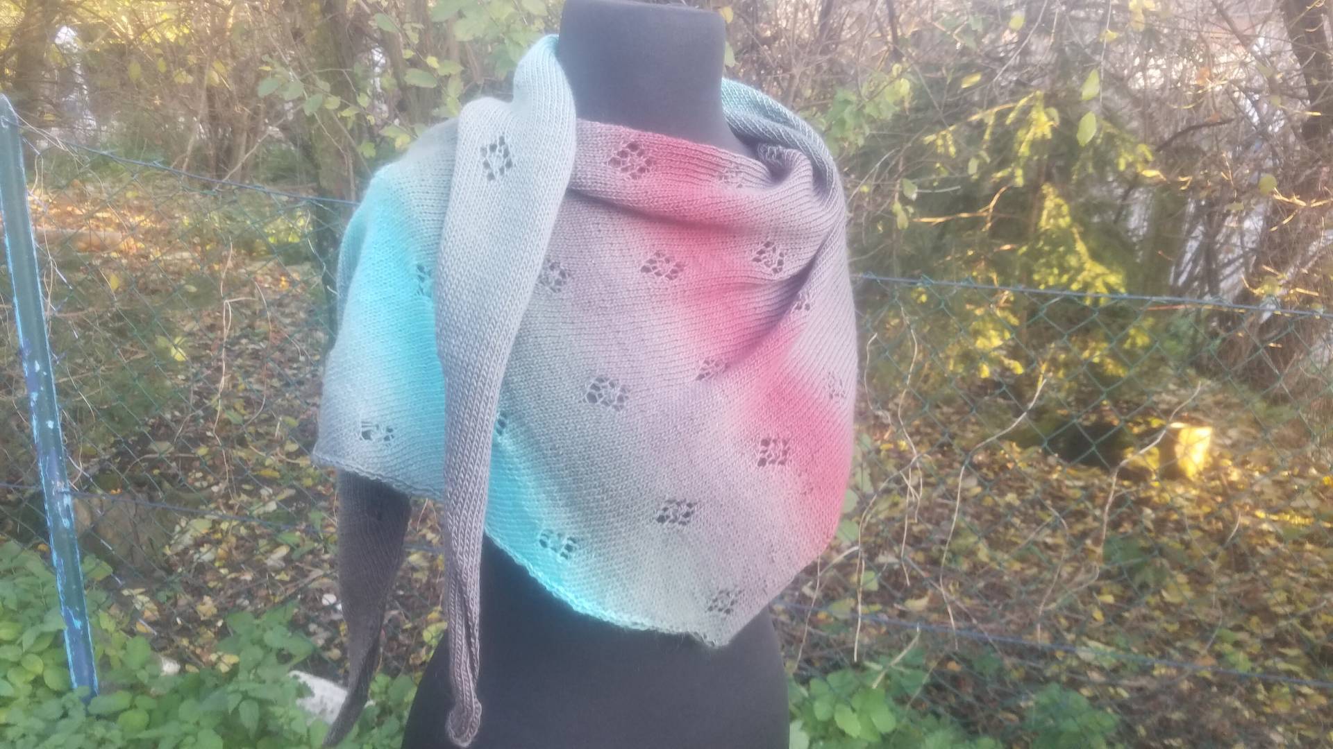 Tuch Dreieckig Mit Lacemuster Und Farbverlauf, Braun-Fuchsia-Türkis von woolhydrangea