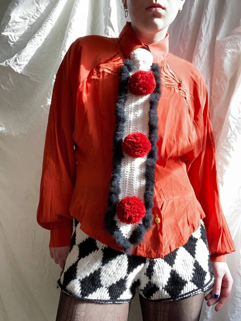Gehäkelte Krawatte Handgemachte | Narr Clown Pierrot Pompoms Gothic Alternativ Clowncore von woolyqueer