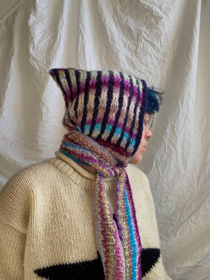 Handgefertigte Haube Strickmütze Mütze Schal Hut | Streifen Alpaka Blau Lila Alternativer Indie von woolyqueer