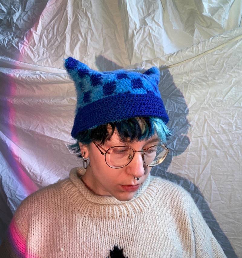 Handgemachte Häkeln Katze Hut Mütze | Fuzzy Wolle Blau Alternativer Weirdcore von woolyqueer