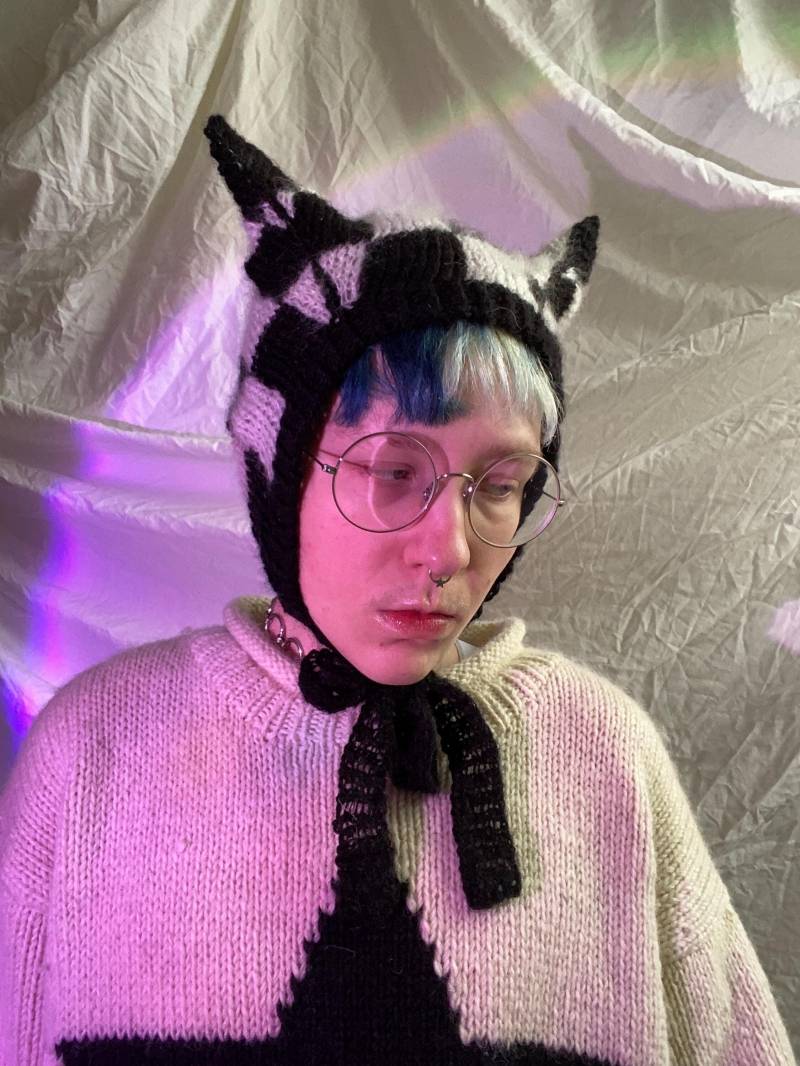 Handgestrickte Katzen Mütze | Kariertes Mohair Garn Alternativ Goth Auf Bestellung von woolyqueer