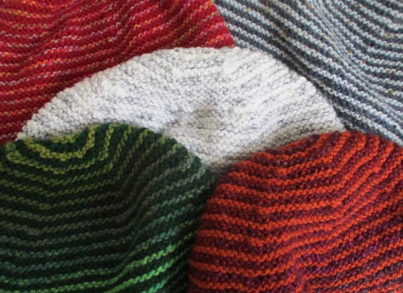 Gestreifte Mütze One-Of-A-Kind Sortierte Farben von woolythoughts