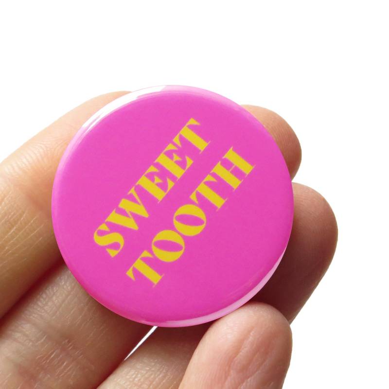 Sweet Tooth Button L Spaß Geschmack Bäcker Geschenk von wordforwordfactory