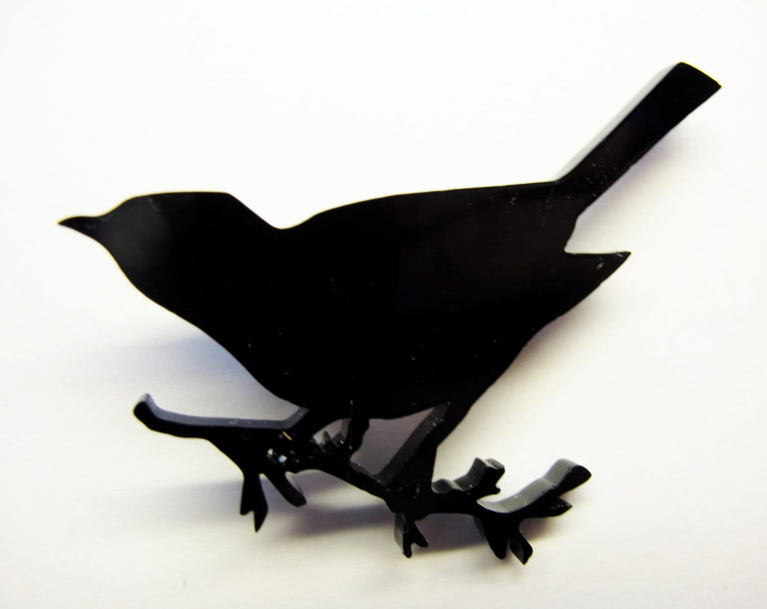 Amsel Silhouette Brosche in Schwarz Plexibeer von workingclasp