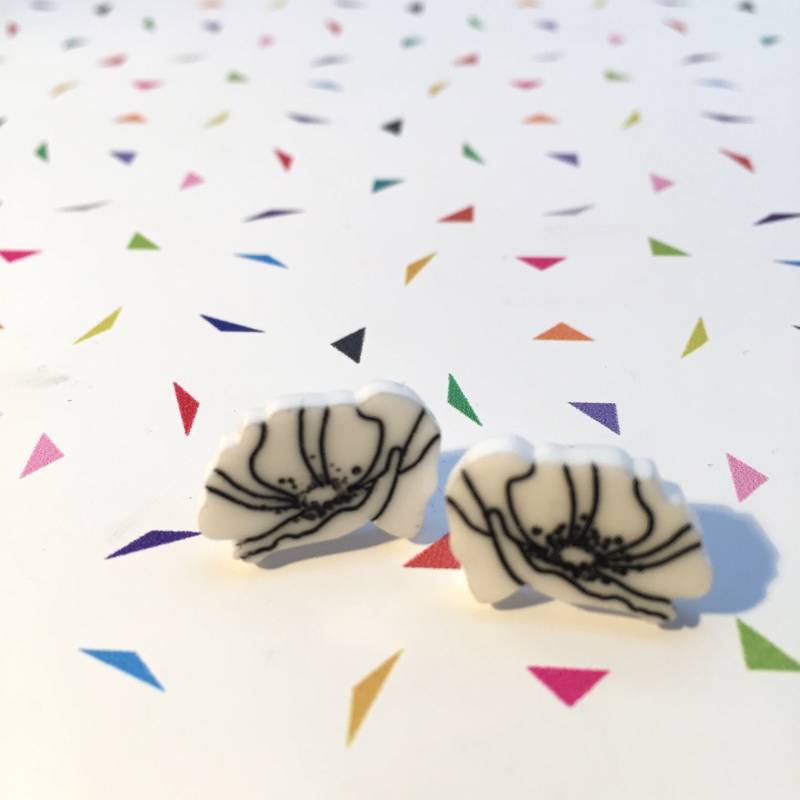 Weißer Mohn Frieden Ohrringe von workingclasp