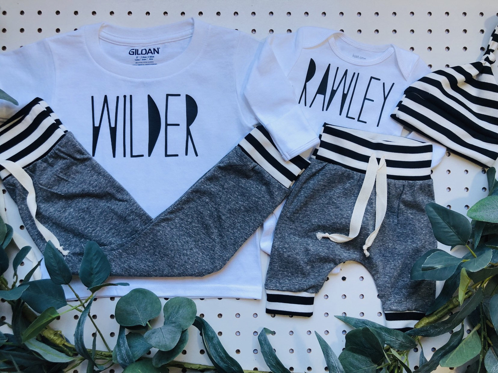 Big Brother Little Outfits, Coming Home Outfit Set, Grau Monochrome Take Outfit, Brothers Newborn Boy Set von worldfamouskids