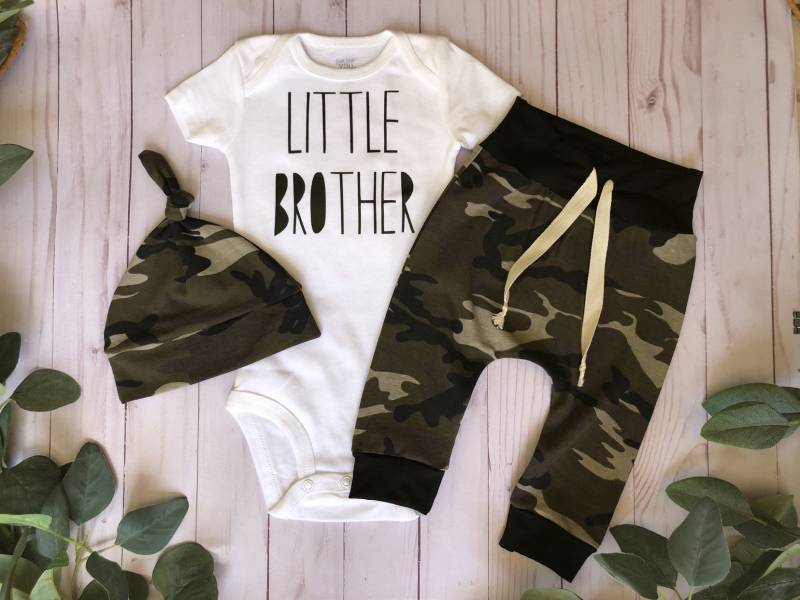 Camouflage Outfit, Baby Coming Home Little Brother Newborn, Outfit/Neugeborene Junge Neugeborenen Camo // Kleidung Set von worldfamouskids