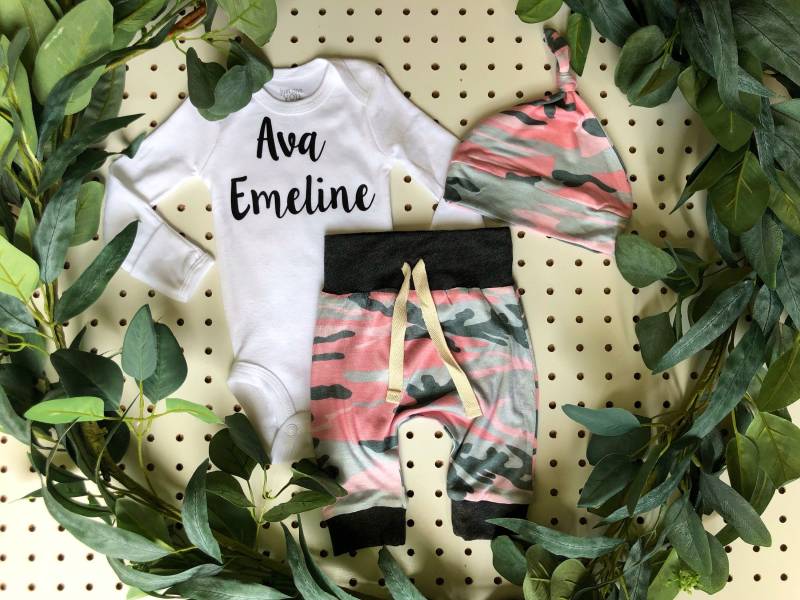 Pink Camo Kommenden Hause Outfit, Personalisierte Mädchen Nehmen, Nach Gesetzt, Jagd Land Tarnung Neugeborenen Baby-Mädchen-Krankenhaus-Outfit von worldfamouskids