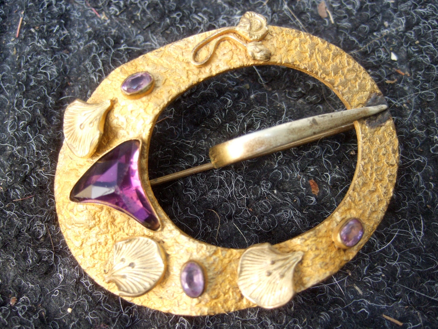 1940Er Jahre Jugendstil Amethyst Kristall Vergoldetes Metall Brosche 1940Er Jahre Jugendstil Amethyst Kristall Vergoldetes Metall Brosche von worldmarketproductio