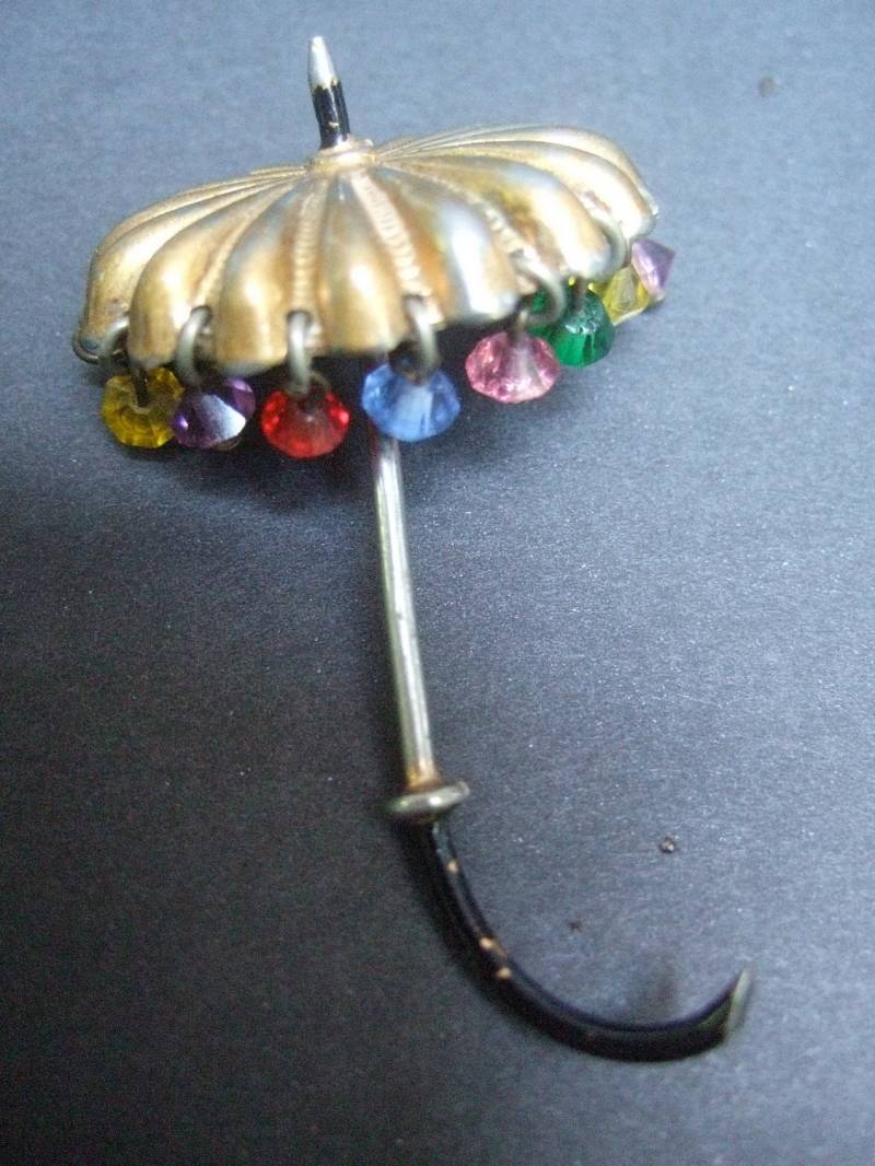 Bezaubernde Kristall Vergoldete Metall Schirm Brosche C 1960 Bezaubernde Kristall Vergoldete Metall Schirm Brosche C 1960 von worldmarketproductio