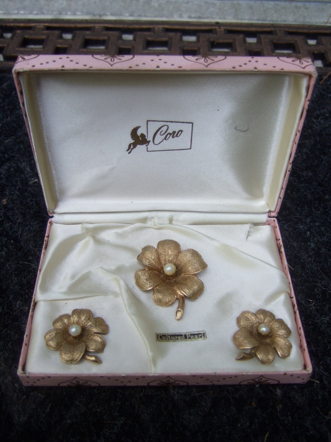 Coro Perlenblumen Brosche & Ohrringe in Original Box Coro Perlenblumen Brosche & Ohrringe in Original Box von worldmarketproductio