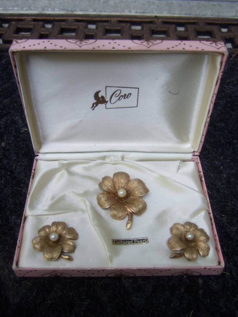 Coro Perlenblumen Brosche & Ohrringe in Original Box Coro Perlenblumen Brosche & Ohrringe in Original Box von worldmarketproductio