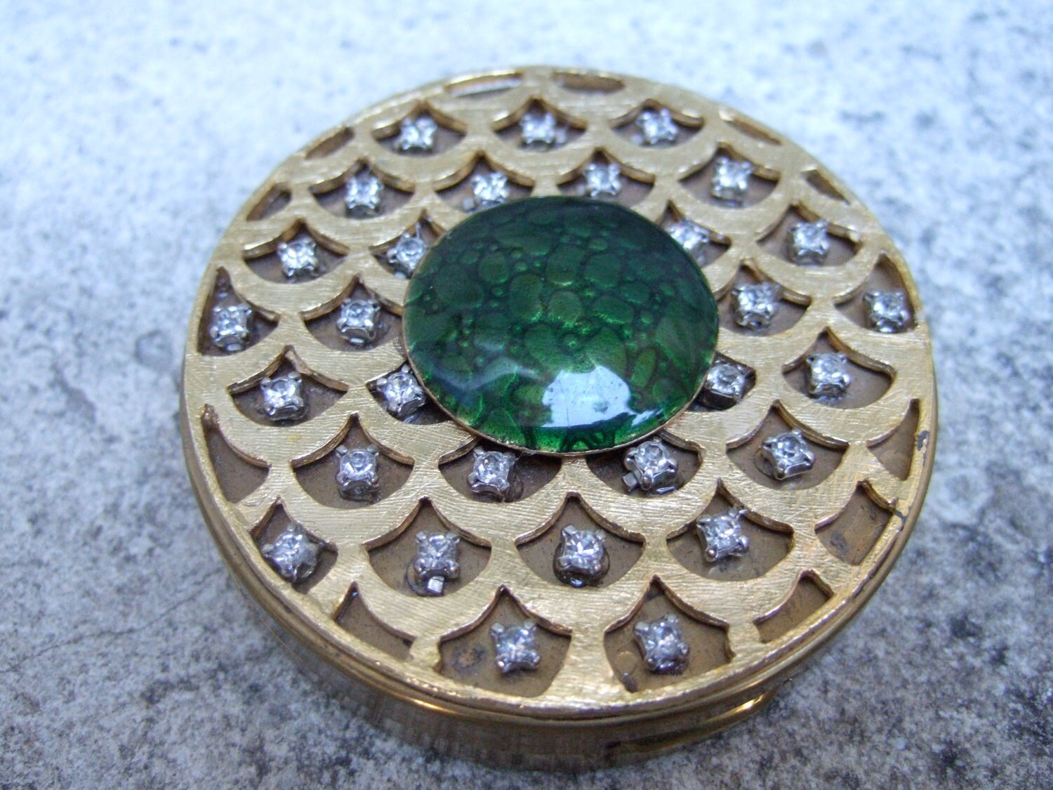 Crystal Jeweled Cloisonne Vergoldet Compact C 1950 -1960 Crystal Jeweled Cloisonne Vergoldet Compact C 1950 -1960 von worldmarketproductio