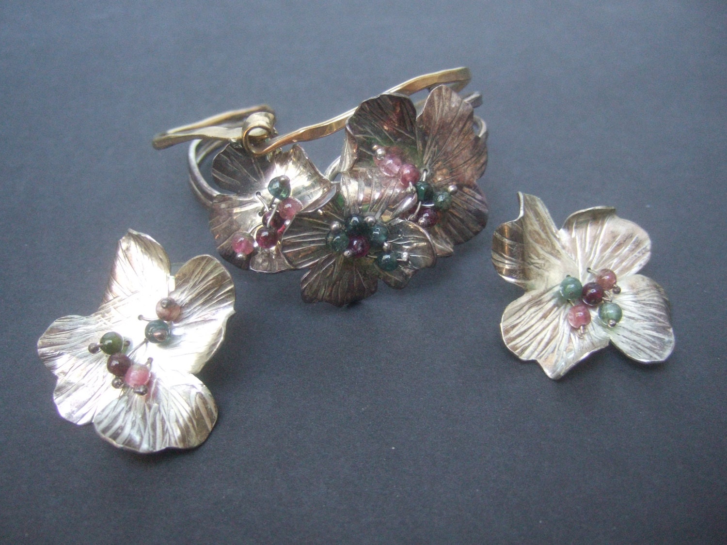 Einzigartiges Silber Metall Blumen Armband & Ohrringe Set C 1970Er Jahre Einzigartiges Silber Metall Blumen Armband & Ohrringe Set C 1970Er Jahre von worldmarketproductio