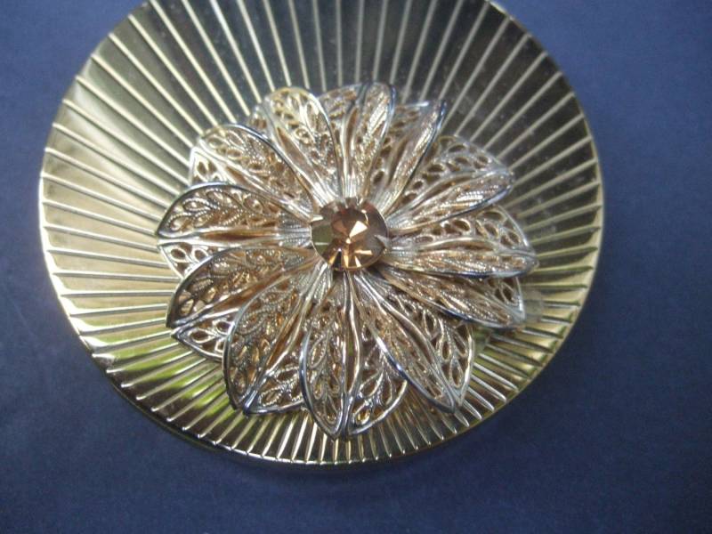 Elegant Vergoldetes Metall Kristall Filigran Compact C 1960 Elegant Vergoldetes Metall Kristall Filigran Compact C 1960 von worldmarketproductio