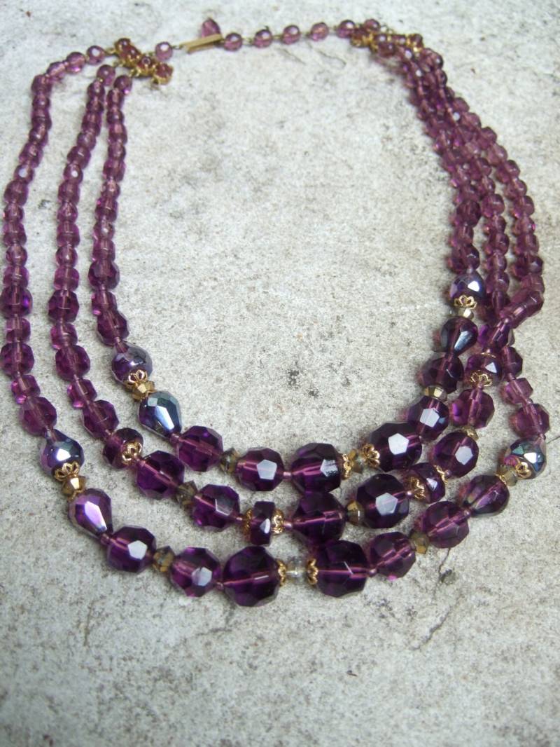 Elegante Amethyst Kristall Dreistrang Halskette C 1960 von worldmarketproductio