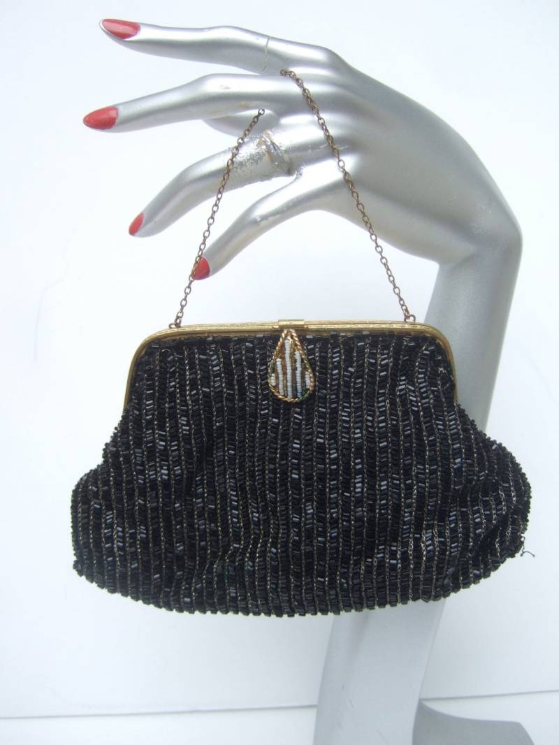 Elegante Glasperlen Schwarze Abendtasche in Frankreich C 1960 Elegante Glasperlen Schwarze Abendtasche in Frankreich C 1960 von worldmarketproductio