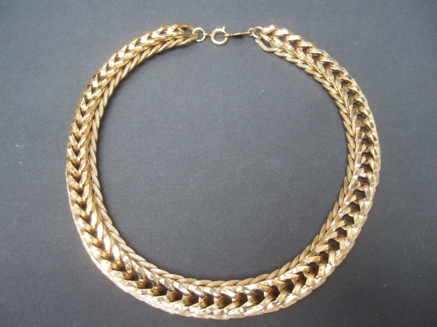 Elegante Große Vergoldete Metall Halsreif Kette Elegante Große Vergoldete Metall Halsreif Kette von worldmarketproductio