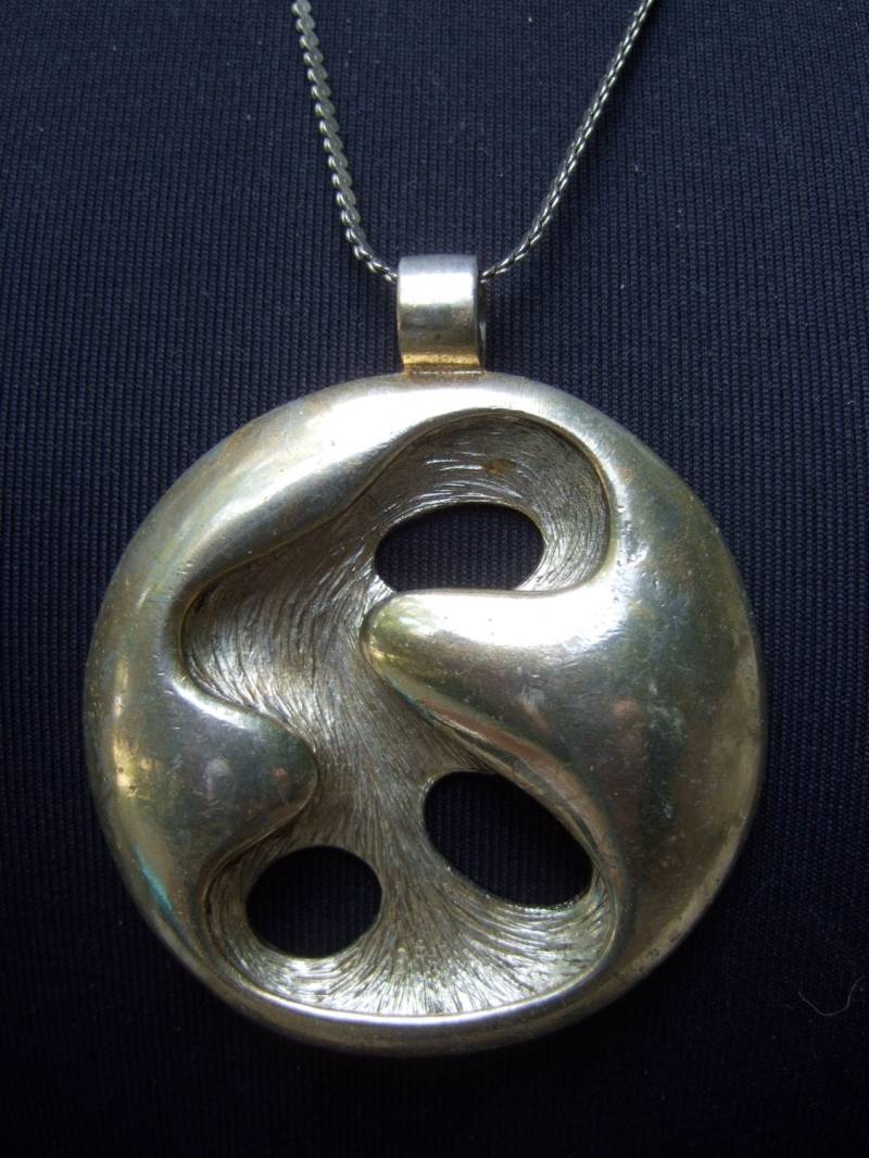 Modernist Stil Silber/Gold Metall Anhänger Halskette C 1970Er Jahre Modernist Stil Silber/Gold Metall Anhänger Halskette C 1970Er Jahre von worldmarketproductio