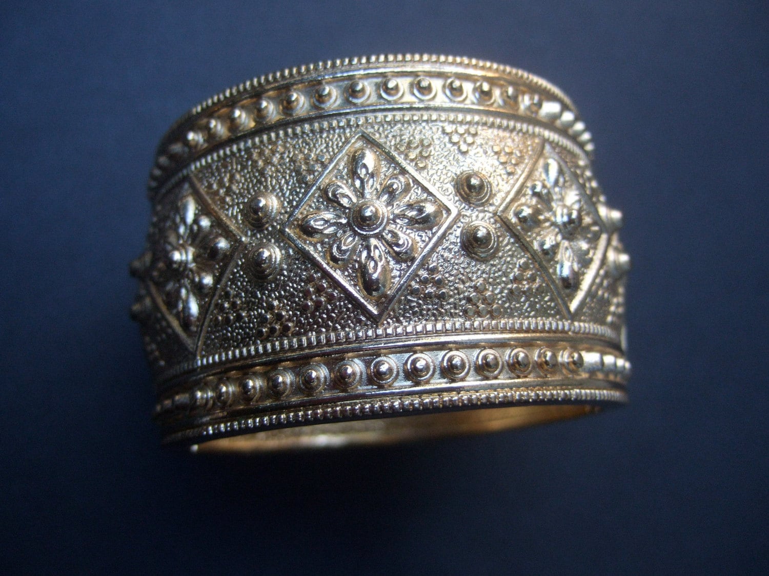 Reich Verzierte Breit Vergoldet Metall Aufklappbaren Manschette Armband Reich Verzierte Breit Vergoldet Metall Aufklappbaren Manschette Armband von worldmarketproductio