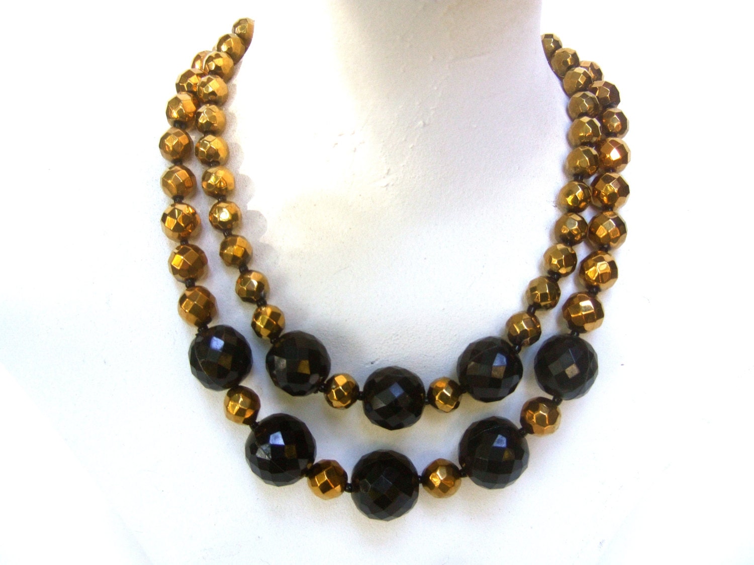 Schicke Schwarz & Gold Perlenkette Um 1970 Schicke Schwarz & Gold Perlenkette Um 1970 von worldmarketproductio