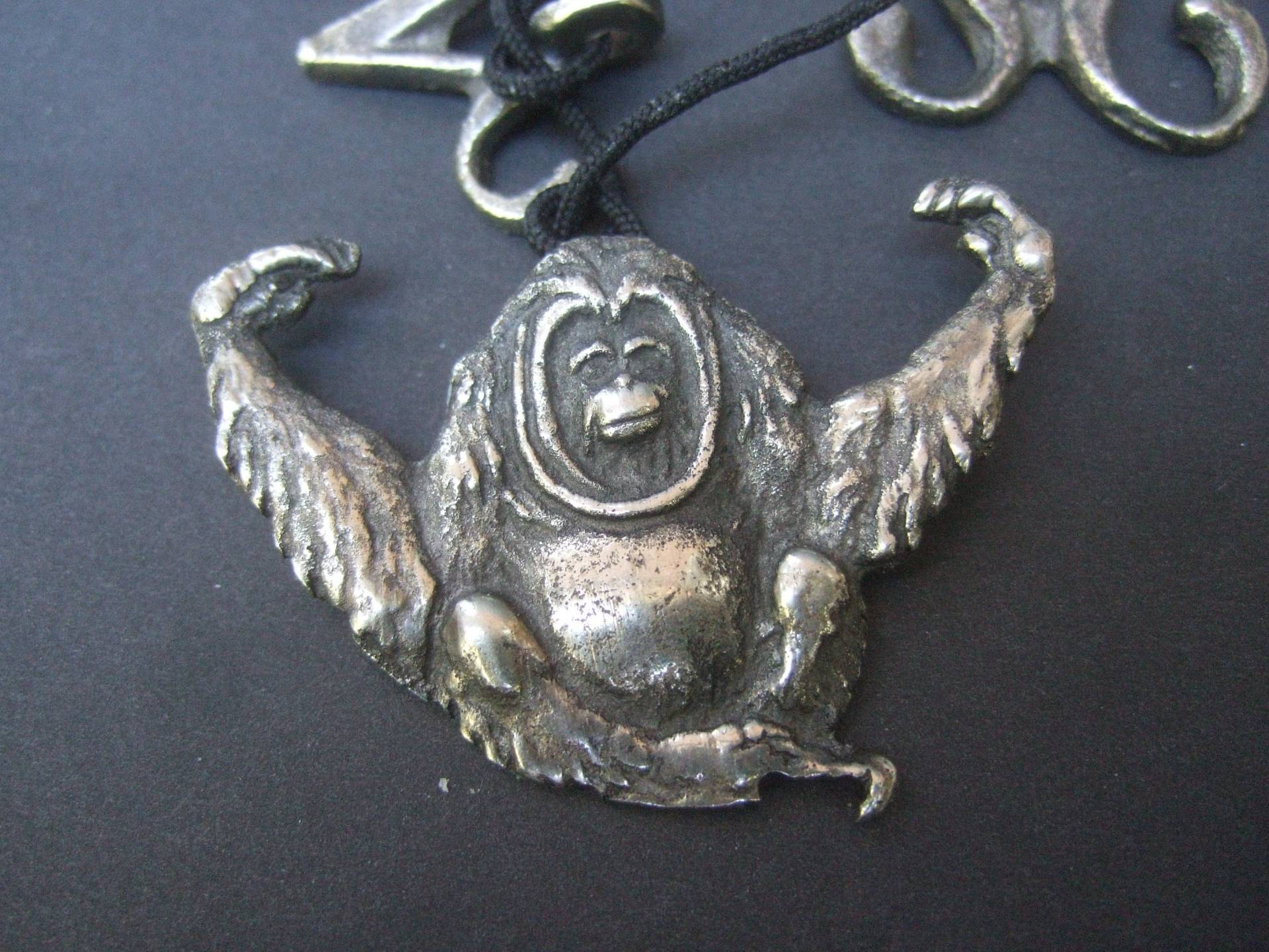 Schimpanse Silber Metall Medaillon Seil Kordel Halskette Schimpanse Silber Metall Medaillon Seil Kordel Halskette von worldmarketproductio