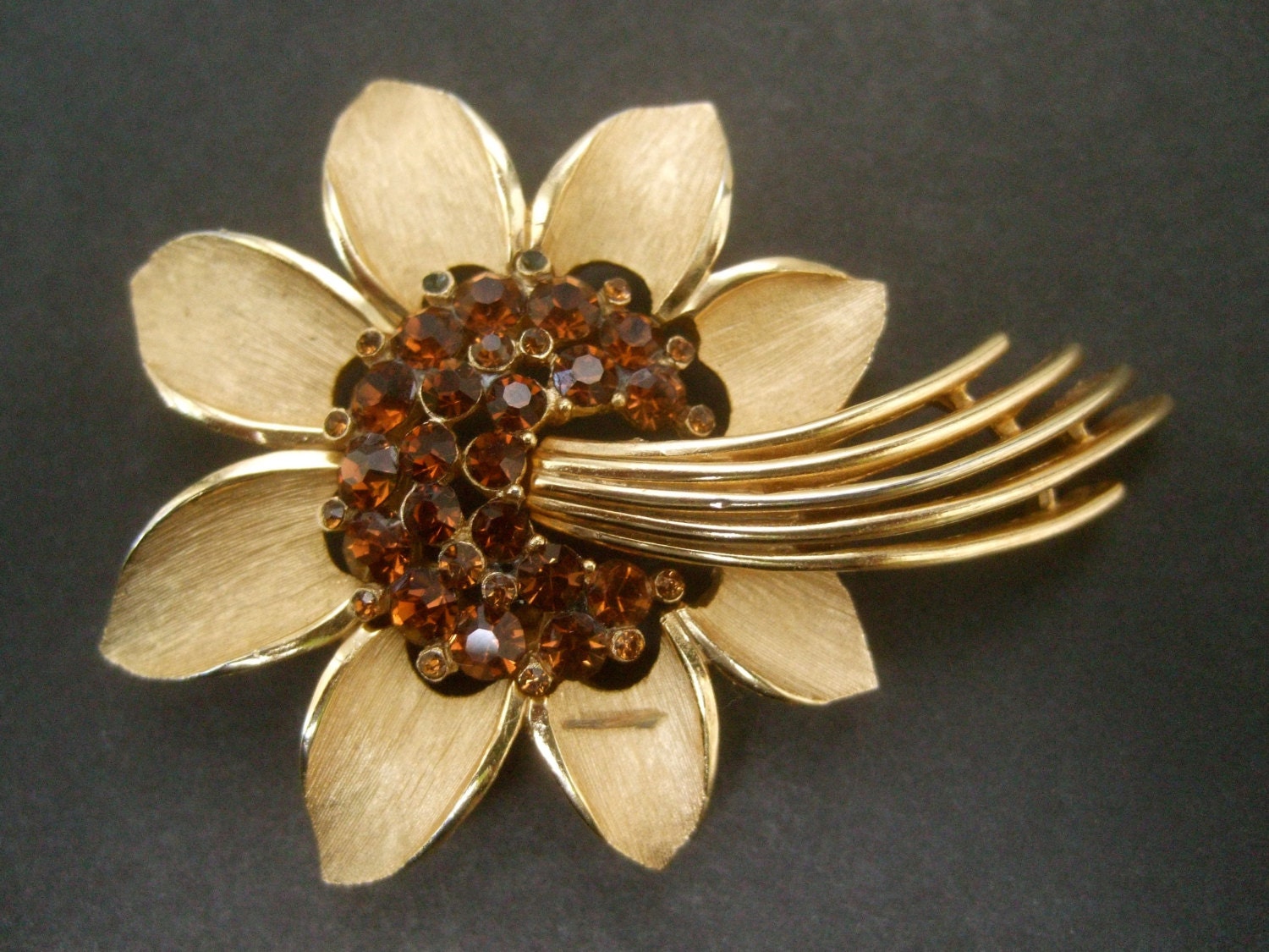 Trifari Braune Kristall Blume Brosche C 1970 Trifari Braune Kristall Blume Brosche C 1970 von worldmarketproductio