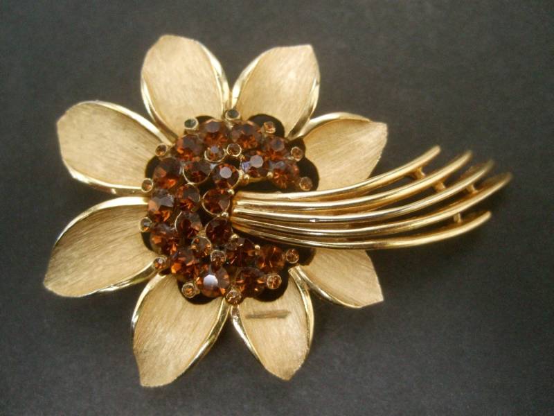 Trifari Braune Kristall Blume Brosche C 1970 Trifari Braune Kristall Blume Brosche C 1970 von worldmarketproductio