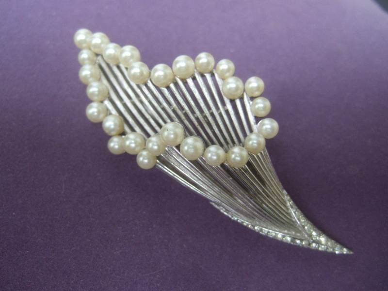 Trifari Elegante Silber Metall Harz Perlen Brosche C 1970 Trifari Elegante Silber Metall Harz Perlen Brosche C 1970 von worldmarketproductio