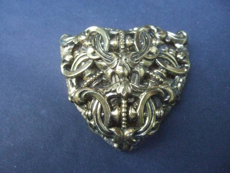 Verschnörkelte Repousse Vergoldetes Metall Fell Clip Brosche Verschnörkelte Repousse Vergoldetes Metall Fell Clip Brosche von worldmarketproductio