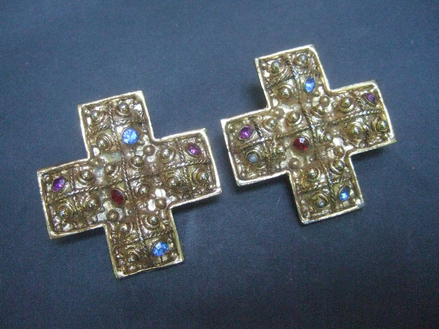 Verzierten Schwer Vergoldet Metall Crystal Kreuz Ohrringe C 1980Er Jahre Verzierten Schwer Vergoldet Metall Crystal Kreuz Ohrringe C 1980Er Jahre von worldmarketproductio